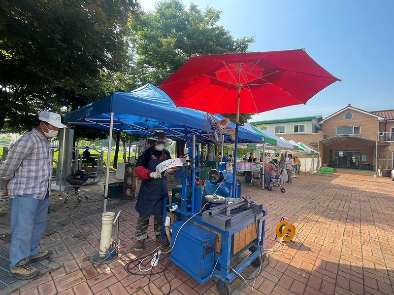 [강화군]선원면연리도농회관에서_재능기부_봉사자가_칼갈이봉사를_하고_있다